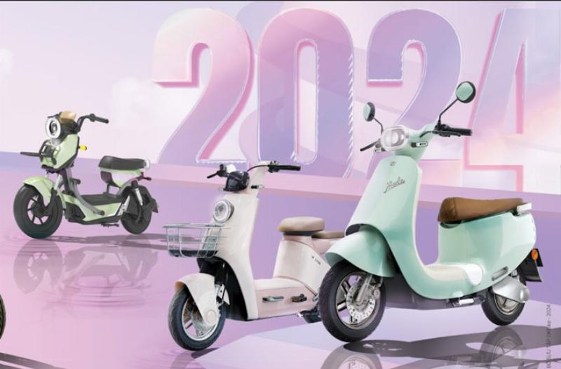 Người dùng đang cẩn thận lau khô một chiếc xe đạp điện màu đỏ sau khi rửa xe, giúp giữ màu sơn luôn sáng đẹp